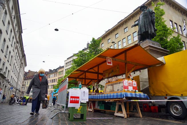 Der Bauernmarkt ist aufgrund der Anti-Corona-Abstandsregeln mit viel Abstand zwischen den Ständen vom Marktplatz bis zum Marktgass-Brunnen verteilt.